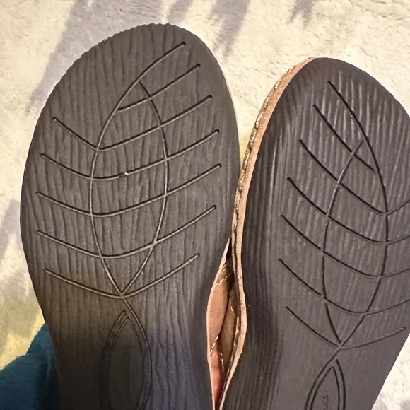 Clarks Women's Brown Leather Slip on Floral Sandals size 8.5 - Picture 5 of 6